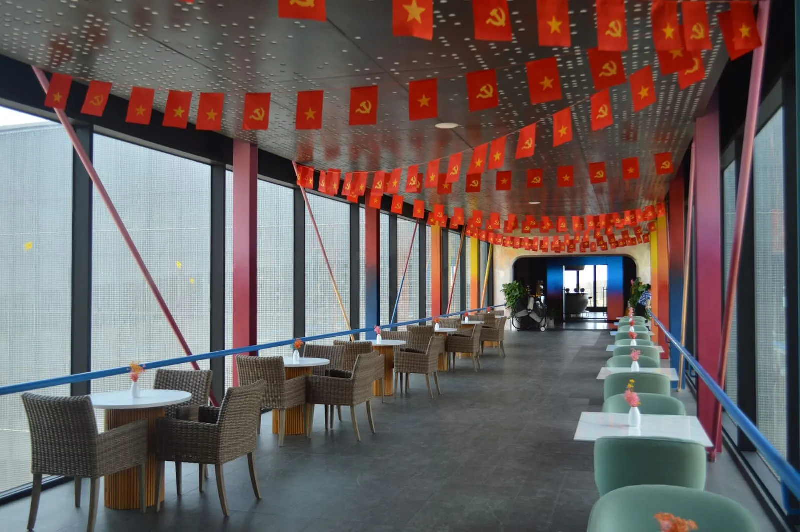 A quiet café corner with a red flag ornament on the table.